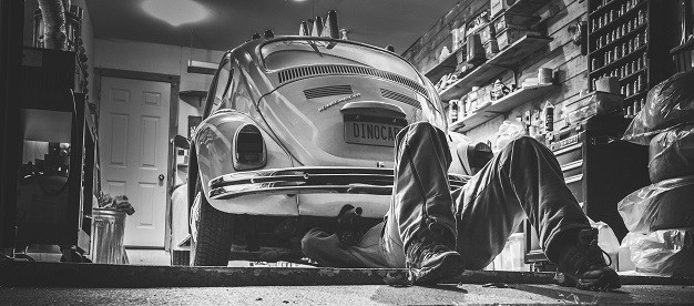 Hombre arreglando un vehículo